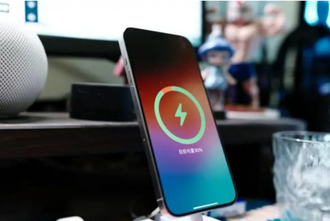 河池苹果15换屏服务分享用什么充电器给iPhone15充电更好 